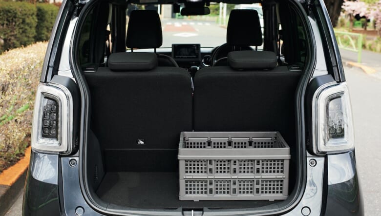 ラゲッジルームはシートを倒さずにスーツケースなどの大きな荷物が収納できる空間。