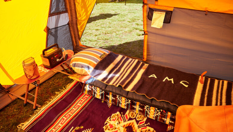 寝床はネイタルデザイン別注のZコット。ホースブランケットリサーチのブランケットを仕込んで就寝。