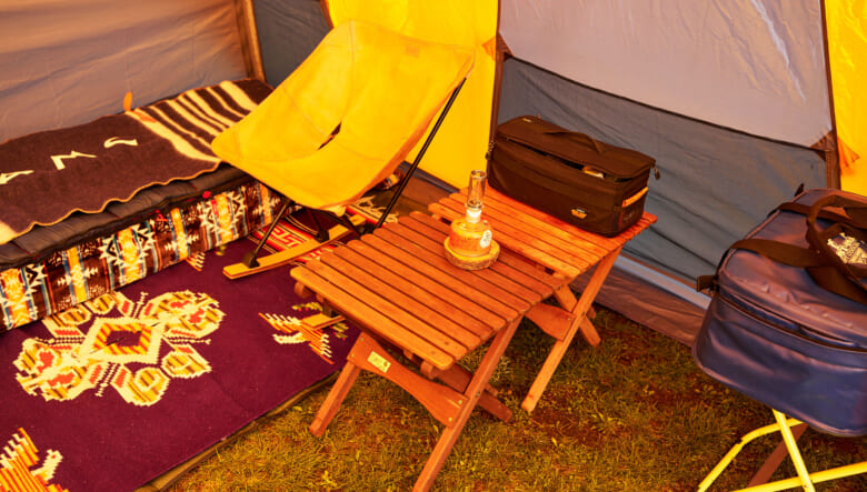 サイドテーブル代わりに使えるバイヤーオブメインのテーブルは、2つ並べてギア置き場に。