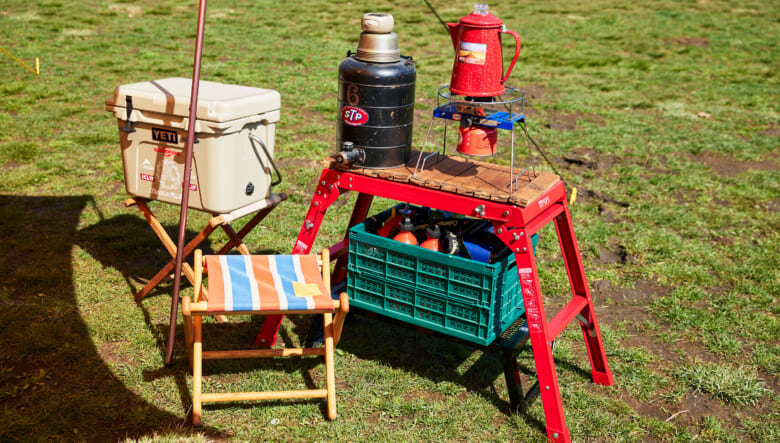 天馬のステップに自作の天板を載せジャグ台に。