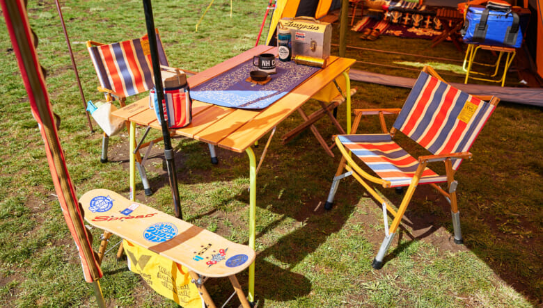 テーブルとチェアはネイタルデザイン別注で揃え、世界観を統一。手前のスケボーテーブルは自作。