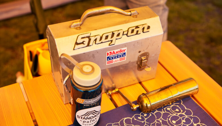 コーヒーギアや調味料を入れたヴィンテージの工具箱。