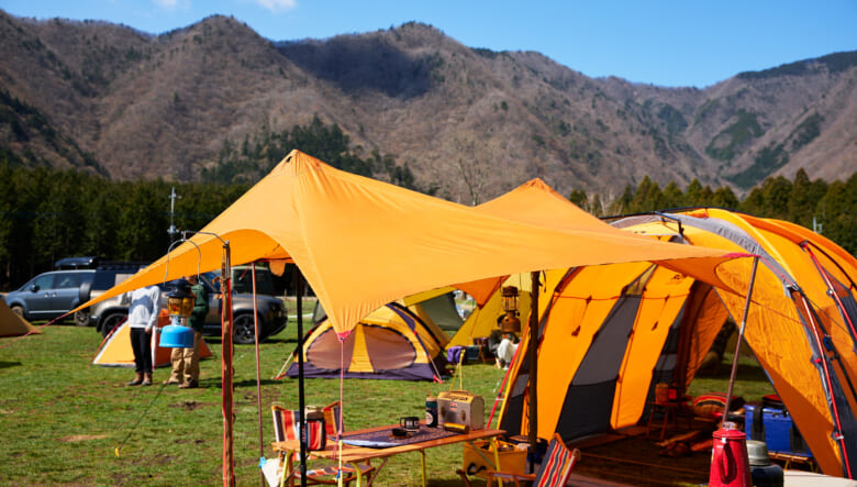 本来はトレッキングポールを使い、メッシュインナーなどとセットで使用するためのシェルター。入り口のデザインが屋根風に見えるのもユニーク。