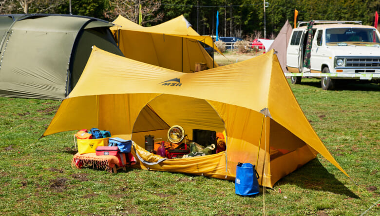 シングルウォールのULモデルで、屋根が付くためコンパクトなリビングまで設営可能に。