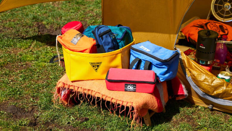 ファストスタッシュの前に置かれた小物も、アウトドアリサーチやシアトルスポーツなど往年のアウトドアブランド。原色使いもアメリカらしい。