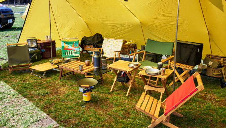 チェアは特に往年のアメリカブランドがズラリと勢揃い。ブルーリッジチェアワークスやバイヤーオブメインのローチェア、ディレクターズチェアなど、今となってはめずらしいモデルも。