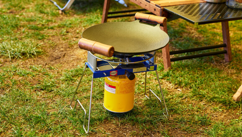 プリムスのシングルバーナーの上には、大人気のマルチグリドルをオン。