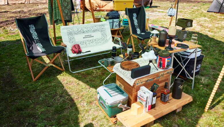 中央にキッチンやテーブルなどを固めて配置。