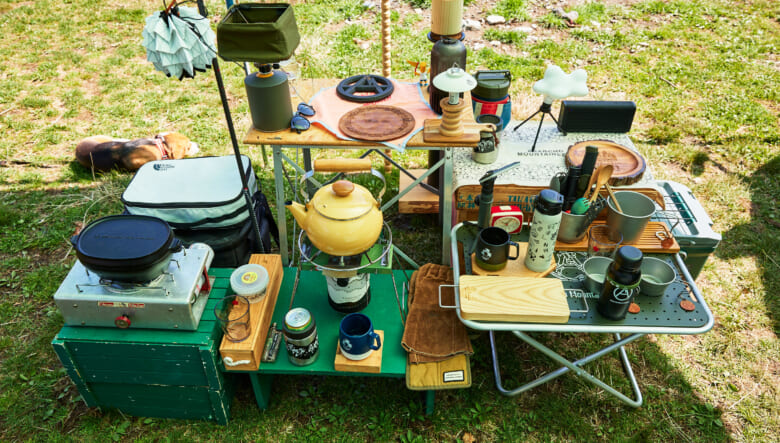 ロースタイルのリビングは、バリスティクステーブルのパンチングボードやグリーンのボックスなどと色味を統一。コールマンのピクニックストーブなど、シングルバーナーを多用して調理するそう。