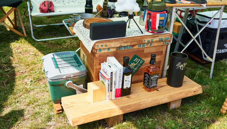 リサイクルショップで見つけたお茶箱は収納だけでなく、キャンプ中のテーブルやラックとしても大活躍中。