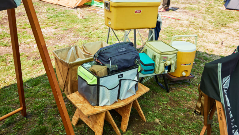 1976年製のコールマンのジャグとクーラーボックスはレトロな雰囲気がサイト全体のアクセントに。ジャグの隣はブリタの浄水器で、コールマンのケース付き。