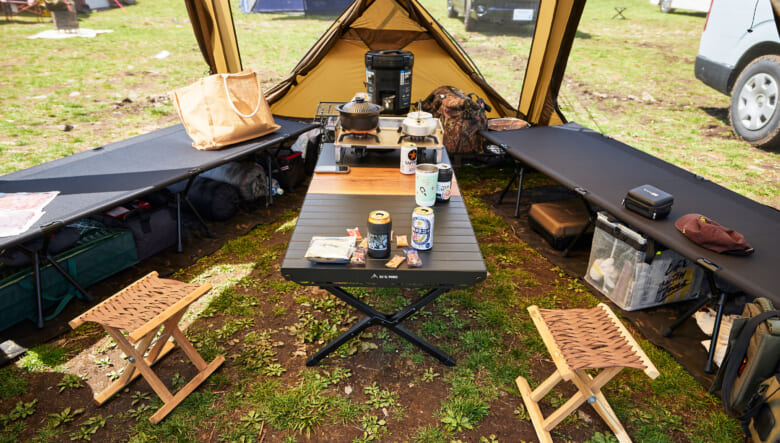 リビングにしているポモリーのドームテントは、イギリスから個人輸入したそう。メッシュが多く夏場も快適に過ごせるほか、送料なども含め12万円程度で購入できた価格帯もセレクトポイント。