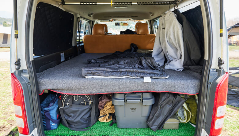 室内の中央に配置したラーテルワークスのテーブルは、スノーピークのフラットバーナーが設置できる仕様。またコットはじわじわ人気が出ているベントラックスのもので、使い勝手のよさから評価も高い。