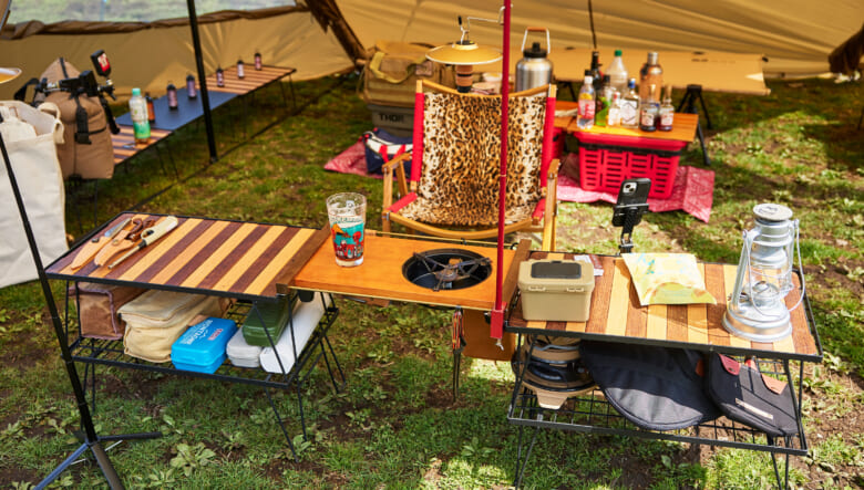 コンフォベースは本来インナー付きだが、今回はシェルターとして使用。ゴールゼロのランタンスタンドは、折れてしまった自撮り棒を再利用したとか。フィールドラックにはキミキャンプの木製天板を乗せ、メインテーブルとして。カーミットチェアの座面ももちろん自作だが、天板上のウェットティッシュケースも、クーラーボックス型ケースを加工した。