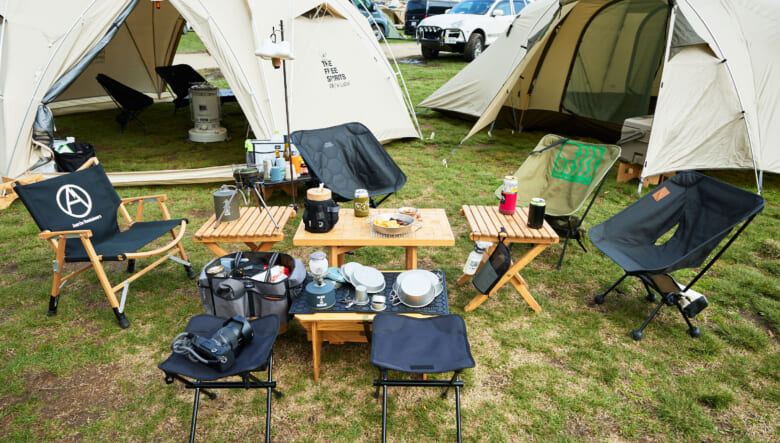 日中は晴れ間が続いたためアウトドアリビングを設置。真ん中に置いたテーブルは、三茶のあべさん自作のテーブルで、天板のデザインにこだわりアリ。