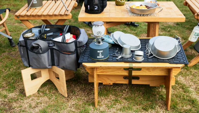 テーブルの手前に置いたペレグリンデザインファクトリーのスケーターテーブルには、ラバーマットを敷きバーカウンター的に活用。さらにグルキャン時などは洗い終わった食器を並べて置くのに便利だそう。