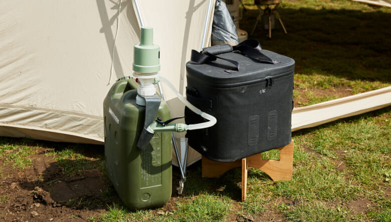 ストーブの給油に持参したタンクは、空気圧で給油するアラジンのポリカポンプが。