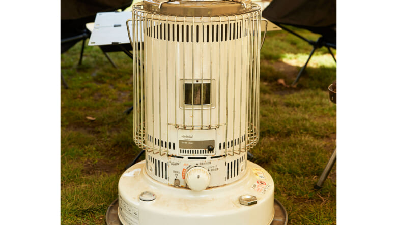 室内の防寒には、圧倒的な熱量で人気のトヨトミのストーブをイン。