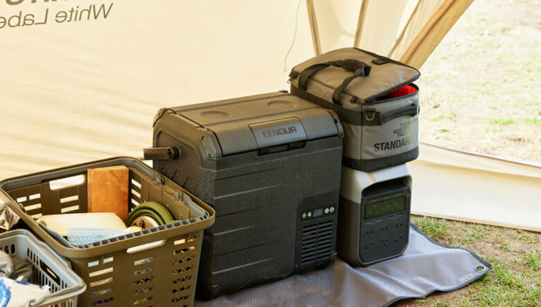 室内には、今回が初おろしというイーノウの冷蔵庫が。エコフローのポータブル電源もあり、連泊でも対応できるように。中にはビールなどをセット。