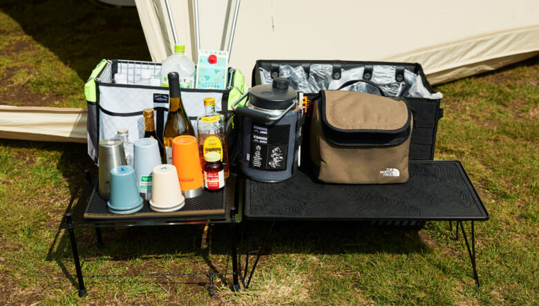 ドリンクスペースはメッシュラックを使い、水濡れを気にせず使えるように。収納はグッドフォーナッシングのケースを使用中。