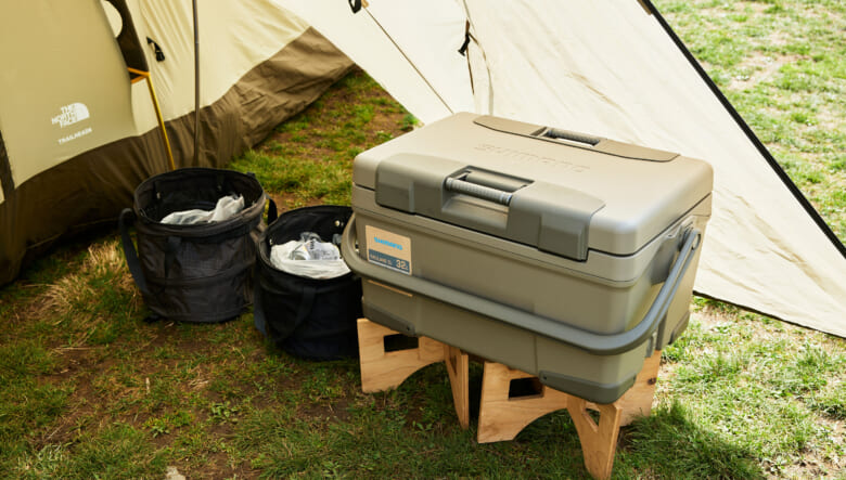 こちらにはシマノのクーラーボックスを設置。台は自作のアイテム。