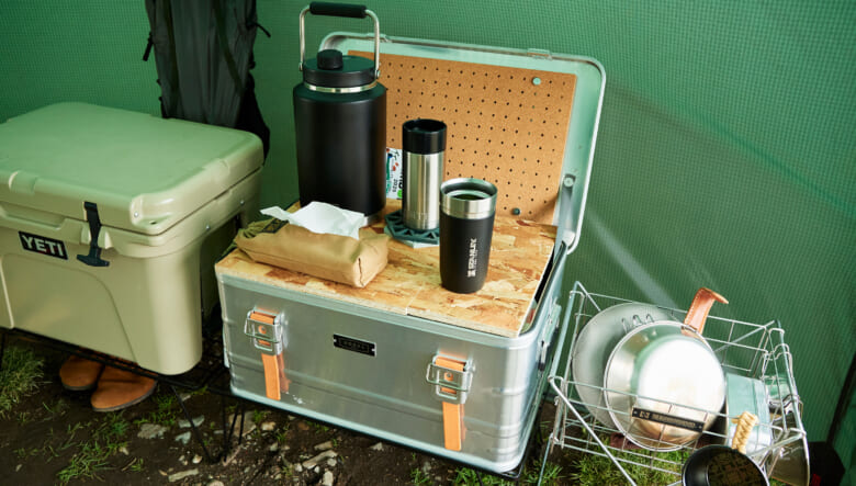 キッチン小物などは、ノーデルデザインのベックコンテナに集約。蓋裏のコルクボードが便利。隣のバスケットはネイバーフットのもので、積載しやすくなるよう脚を付け替え。