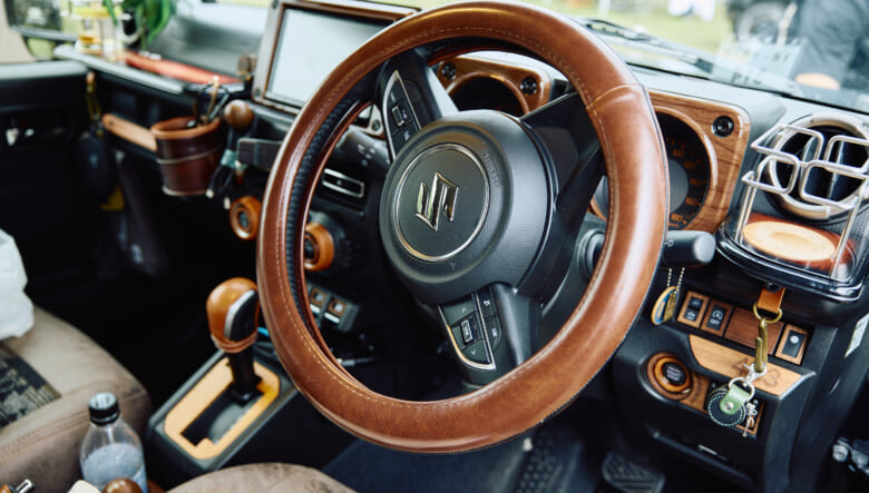 【’22 JIMNY JB74】パワー重視のシエラながら、レトロスタイルな仕上がり。