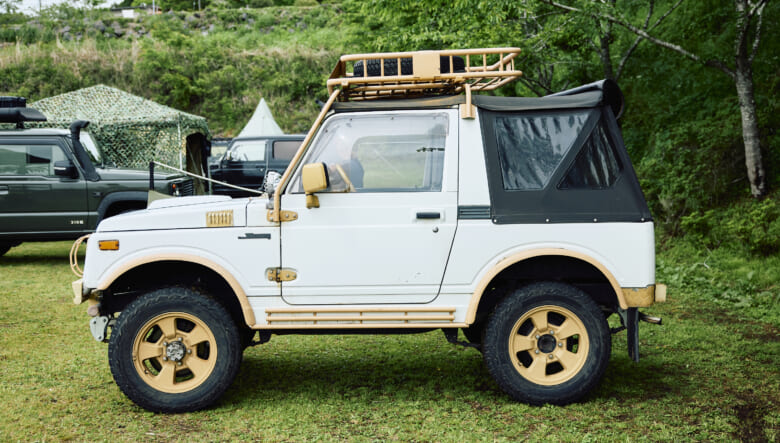 【’90 JIMNY JA11】塗装の経年もデザインに。無骨な野営スタイルの幌車。
