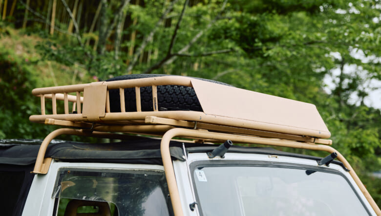 【’90 JIMNY JA11】塗装の経年もデザインに。無骨な野営スタイルの幌車。