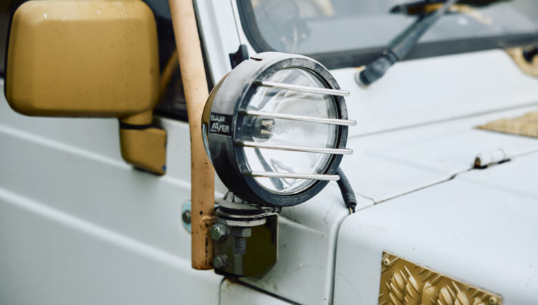 【’90 JIMNY JA11】塗装の経年もデザインに。無骨な野営スタイルの幌車。