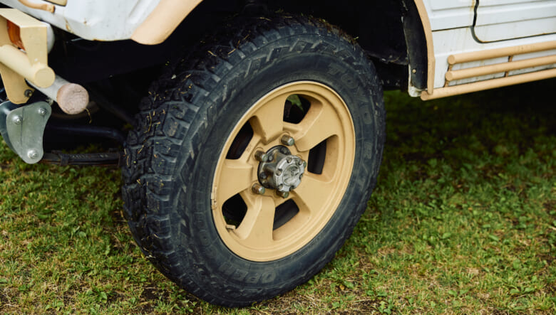 【’90 JIMNY JA11】塗装の経年もデザインに。無骨な野営スタイルの幌車。