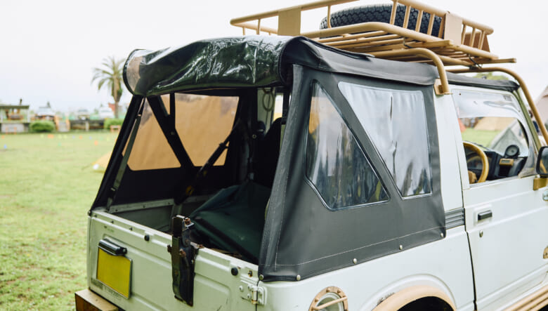 【’90 JIMNY JA11】塗装の経年もデザインに。無骨な野営スタイルの幌車。