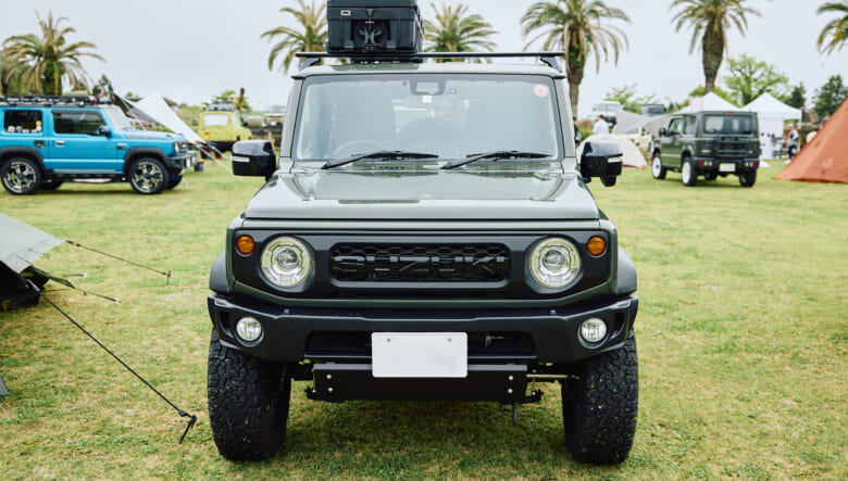 【’24 JIMNY JB74】エンブレムをアクセントに、外遊びを快適に楽しむ。