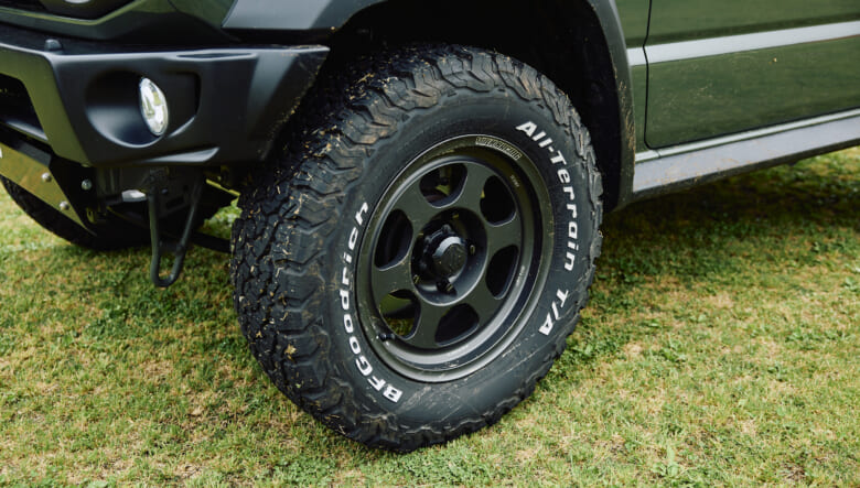 【’24 JIMNY JB74】エンブレムをアクセントに、外遊びを快適に楽しむ。