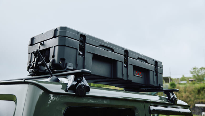 【’24 JIMNY JB74】エンブレムをアクセントに、外遊びを快適に楽しむ。