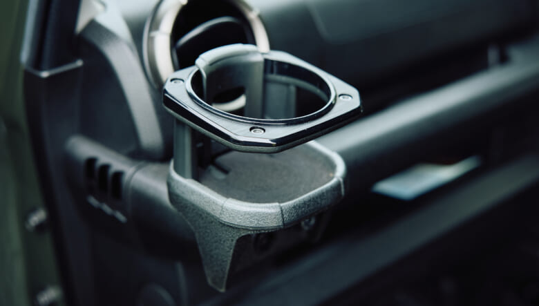 【’24 JIMNY JB74】エンブレムをアクセントに、外遊びを快適に楽しむ。