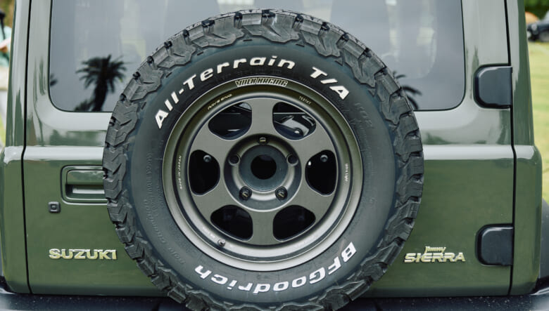 【’24 JIMNY JB74】エンブレムをアクセントに、外遊びを快適に楽しむ。
