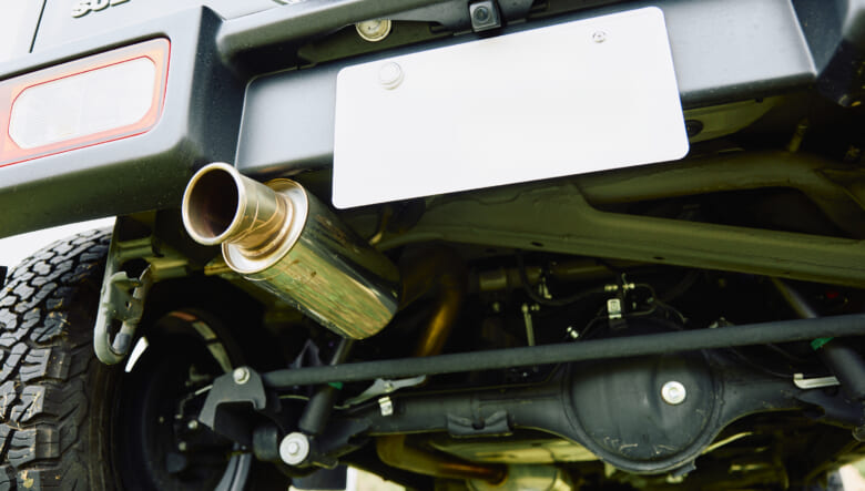 【’24 JIMNY JB74】エンブレムをアクセントに、外遊びを快適に楽しむ。