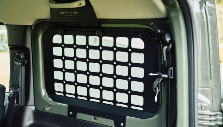 【’24 JIMNY JB74】エンブレムをアクセントに、外遊びを快適に楽しむ。