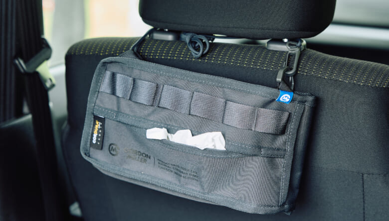 【’24 JIMNY JB74】エンブレムをアクセントに、外遊びを快適に楽しむ。