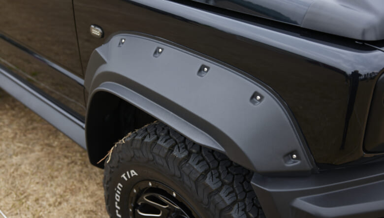 【’23 JIMNY SIERRA JB74】DIYカスタムの愛車は、オールブラックで統一。