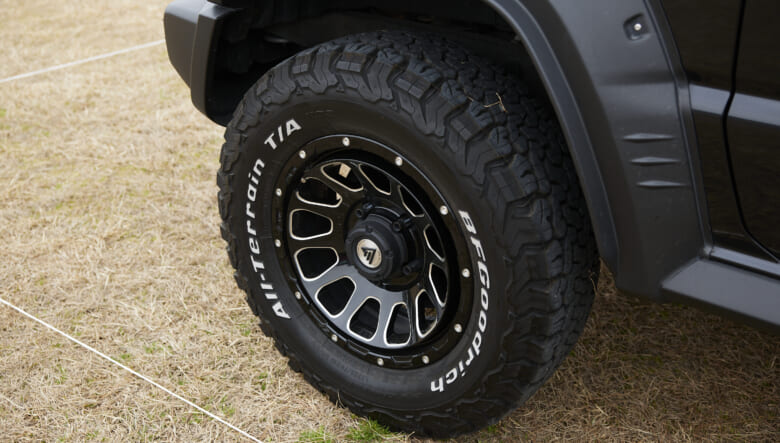 【’23 JIMNY SIERRA JB74】DIYカスタムの愛車は、オールブラックで統一。