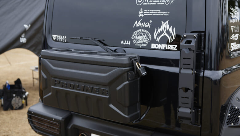 【’23 JIMNY SIERRA JB74】DIYカスタムの愛車は、オールブラックで統一。