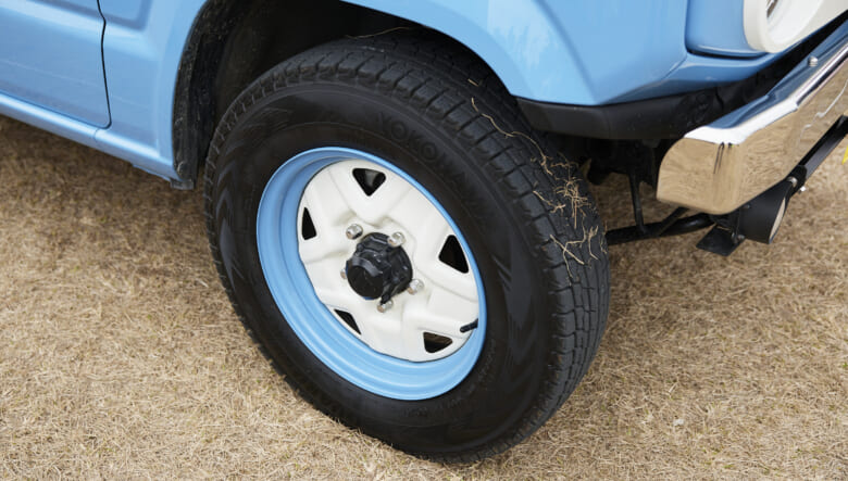 【’22 JIMNY JB64】ブルーの2トーンボディで、ちょいカワ路線にカスタム。