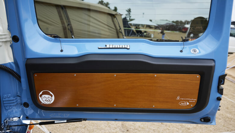 【’22 JIMNY JB64】ブルーの2トーンボディで、ちょいカワ路線にカスタム。