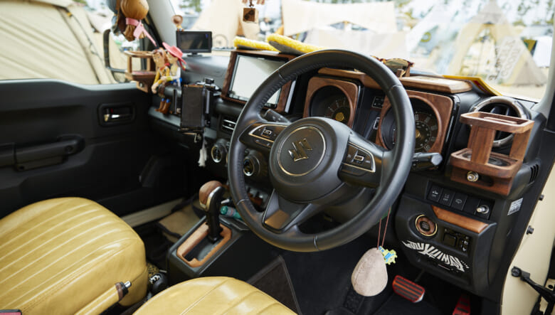 【’19 JIMNY JB64】シンプルなフロントが、迫力ある足元を強調!!