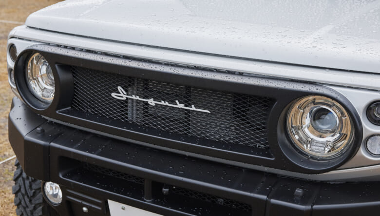 【’22 JIMNY SIERRA JB74】メタリックなボディを、モノトーンでコーデ。