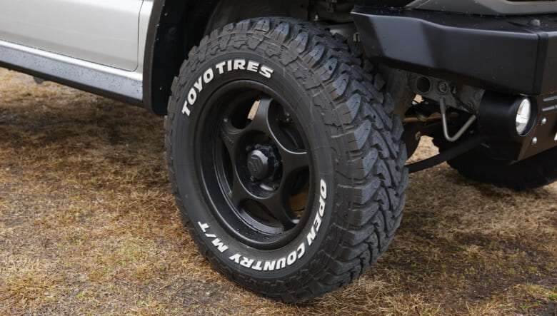 【’22 JIMNY SIERRA JB74】メタリックなボディを、モノトーンでコーデ。