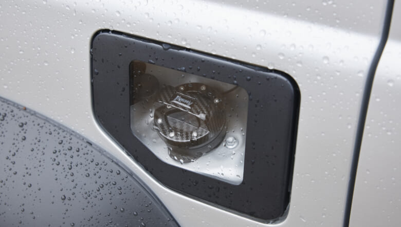 【’22 JIMNY SIERRA JB74】メタリックなボディを、モノトーンでコーデ。