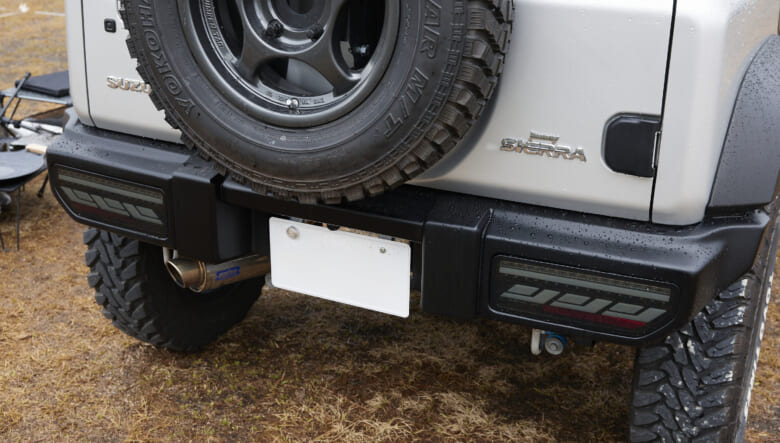 【’22 JIMNY SIERRA JB74】メタリックなボディを、モノトーンでコーデ。